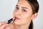 Produktové focení Inspiring Beauty (modelka s rtěnkou)